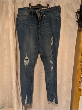 Universal Thread Women’s Blue Denim Jeans